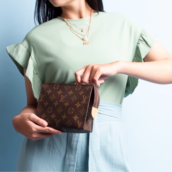 LOUIS VUITTON 2024 Monogram Canvas Toiletry Pouch 19 - Picture 3 of 13